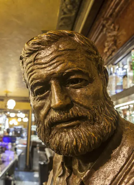 Pamplona, İspanya - 31 Mayıs 2025: Ernest Hemingway Iruna Cafe, Pamplona, İspanya. Yakın çekim.