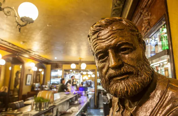 Pamplona, İspanya - 31 Mayıs 2025: Ernest Hemingway Iruna Cafe, Pamplona, İspanya. Yakın çekim.
