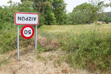 Aizpun, İspanya - Navarre, İspanya - 1 Haziran 2025: Köy giriş tabelası ters döndü. Aizpun, Navarra, İspanya