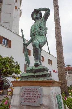 Cebelitarık, İngiltere - 27 Temmuz 2019: Cebelitarık Savunma Gücü Askeri 'nin bronz heykeli. Heykeltraş tarafından. Cebelitarık, İngiltere