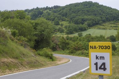 Aizpun, İspanya - Navarre, İspanya - 1 Haziran 2025: Intercomarcal NA-7030. 14 km yol işareti. Navarre, Nafarroa