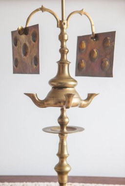 Antika pirinç, dört hafif yağ lambası ya da kadife. Köy tarzı. Seçici odak