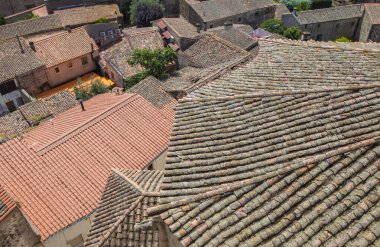 İspanya 'nın ortaçağ Trujillo kasabasının üst katlarından çatılar. İspanyol çatı fayansı
