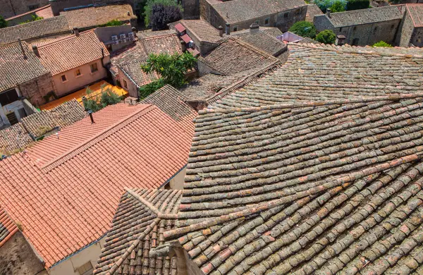 İspanya 'nın ortaçağ Trujillo kasabasının üst katlarından çatılar. İspanyol çatı fayansı