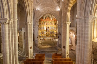 trujillo; caceres; extremadura; spania; travel; Santa Maria la Mayor, main nave; editorial; in house; dini mimari; historical; polygonal main chapel, Romanesque, Gotik, yarı düz kasa, star biçimli haç mahzeni, ana sunak, Fernando Gal