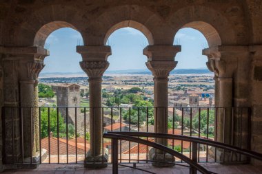 Trujillo, İspanya - 29 Haziran 2025: Santa Maria Belediye Başkanı Kilisesi, Trujillo, İspanya. Torre Julia 'dan kasaba genel görünümü