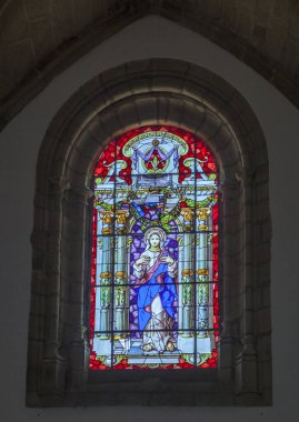 Trujillo, İspanya - 28 Haziran 2025: San Martin Kilisesi 'nde Meryem Ana' yı gösteren lekeli cam pencere, Trujillo, İspanya