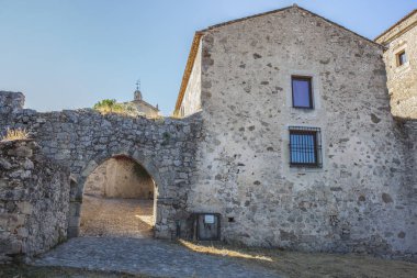 Coria Gate ortaçağ kemer yolu. İspanya, Trujillo 'daki ortaçağ kalesine giriş için kullanıldı.