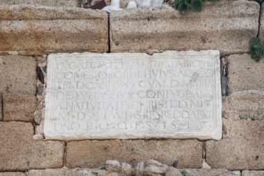 Galisteo, Caceres, İspanya 'daki Ortaçağ Köprüsü' nde Aziz Paul tapınağı. Mermer levhaya yazı