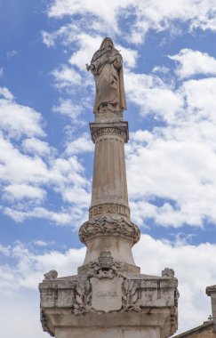 Avila, İspanya - 5 Mayıs 2025: Teresa de Avila heykeli, İspanyol kadın mistik ve dini reformcu. Carlos Palao heykeltıraş, 1882