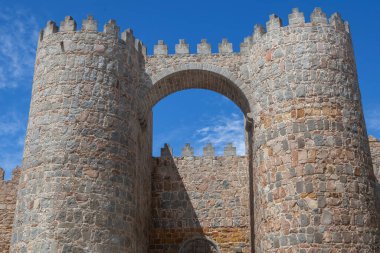 Avila Duvarları, 11. ve 14. yüzyıllar arasında İspanya 'da tamamlandı. Puerta del Alcazar