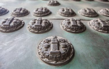 Seville Katedrali 'nin batı cephesinin kapı çivileri. Dünyadaki en büyük kiliselerden biri.