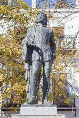 Seville, İspanya - 30 Aralık 2024: Don Juan Tenorio anıtı, Murillo Bahçeleri, Sevilla. Efsanevi İspanyol ahlaksızlığı. Nicomedes Diaz Piquero heykeltraşı, 1974