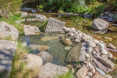 Carves Nehri 'nin termal alanı, Prexigueiro, Ribadavia, Orense, İspanya. Yeşil gri suları olan termal havuzlar