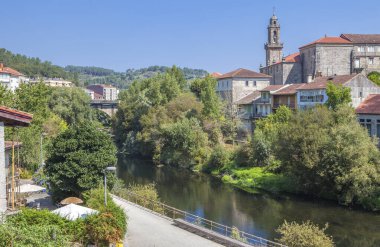 Ribadavia 'nın eski bir kasabası, Orense, İspanya. Nehir Avia genel bakış altında San Francisco Köprüsü var.