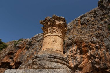 Roma İmparatorluğu zamanından kalma bir sütun dağın arka planında