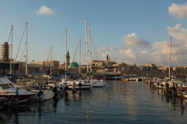 Antik Akko şehrinin marinasının göbeğinde güneşli bir günde