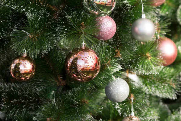 Grønt Juletre Dekorert Med Flerfargede Musserende Baller – stockfoto