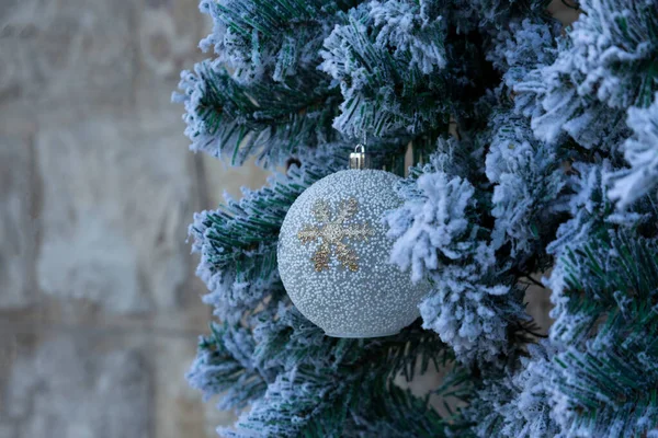 Sobre Las Ramas Árbol Navidad Una Bola Cubierta Nieve —  Fotos de Stock