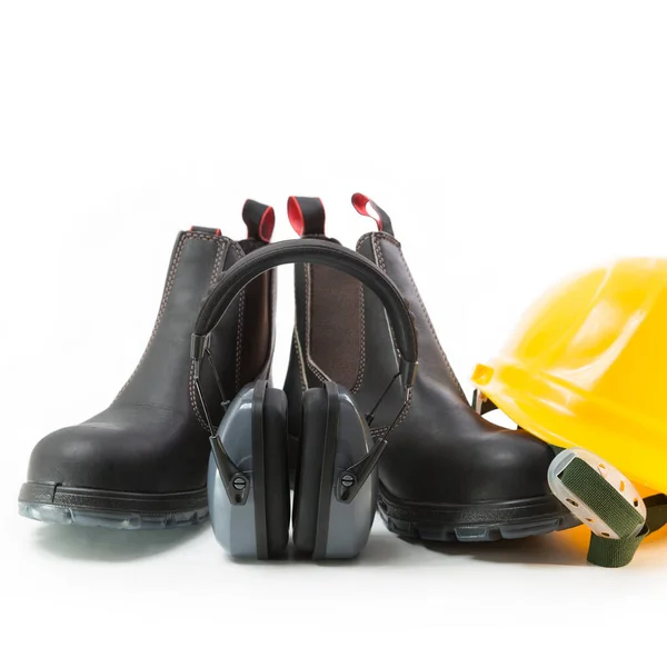 高工作靴 防噪耳机和白色背景的黄色头盔 — 图库照片