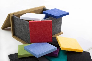 Kırmızı, mavi, yeşil, mor, sarı, siyah ve beyaz renklerde akustik polyester örnek kutusu