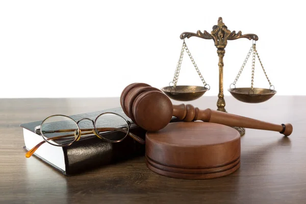 Gavel Bicchieri Con Libro Leggi Scale Giustizia Sul Tavolo — Foto Stock