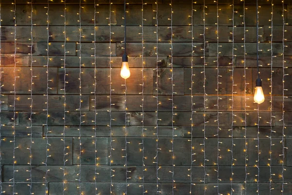 Guirlandas Verticalmente Penduradas Brilhando Com Luz Amarela Fundo Uma Textura — Fotografia de Stock
