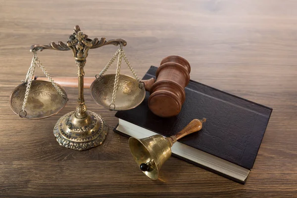 青铜的古老刻度和一个铃铛 一个法官的长矛 桌上有一本法律书 — 图库照片