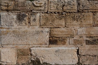 Antika bir binanın duvarının ön cephesinin bir parçası.