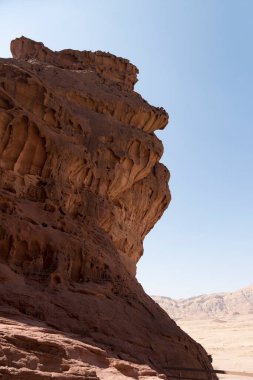 Bir adamın büstünün silüetine benzer bir dağ.