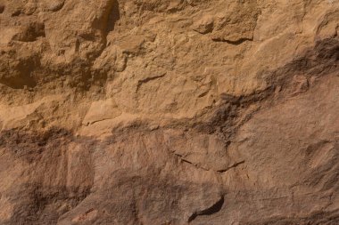 Kırık kayanın iki tonu