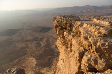 Dağın yüksekliğinden Makhtesh Ramon kraterine bak.