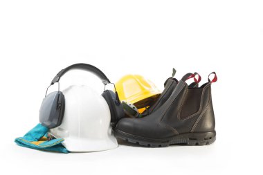 Bağcıksız yüksek botlar, beyaz ve sarı kasklar, gürültüye karşı kulaklık ve beyaz arka planda eldivenler.