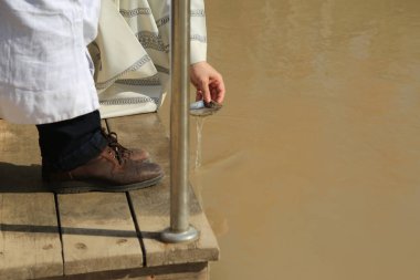 Çoban vaftiz işlemi için Ürdün Nehri 'nden su aldı.