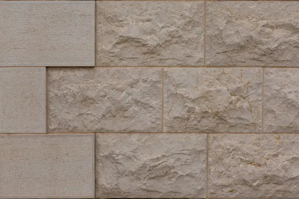 ノッチ方法によって処理され 壁に直面した大理石の長方形のスラブ ロイヤリティフリーのストック写真
