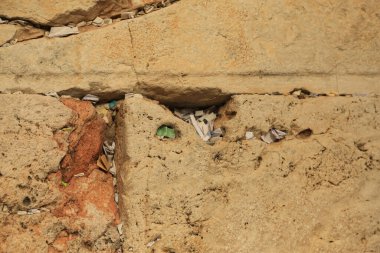 Batı Duvarı 'nın bir parçası. Tanrı' ya dileklerle dolu.