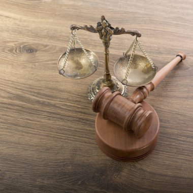 Bronz antika pullar ve masada ahşap yargıç tokmağı.