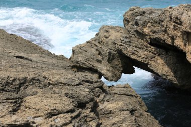 Kıyı resifleri yıllar boyunca deniz suyuyla aşınmıştır.