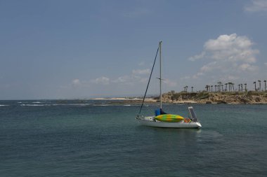 Caesarea antik limanında güneş panelleri olan bir tekne.