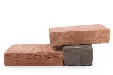 İki kırmızı ve beyaz zemin üzerinde yanmış kil bir gri tuğla