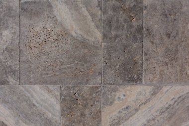 Dış duvarı kaplayan desenli mermer levhalar.