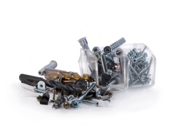 Metal, cıvata, panel ve vidalar için matkaplar beyaz arka planda plastik kutularda