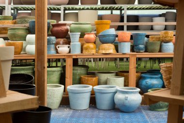 Farklı boyutlarda ve şekillerde bahçeler için seramik kaplar