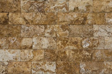 Güzel dokuları olan taş kaplama bir duvar.