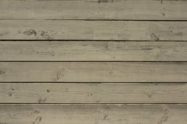 Atmosferik etkilere maruz kalan tahtalar doğal ışık altında yatay pozisyonda.