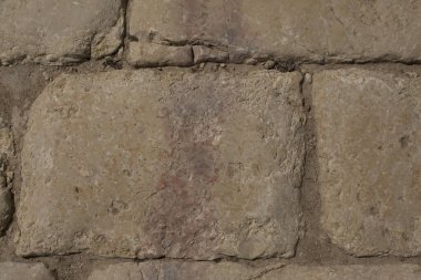 Bizans zamanından kalma mermer bloklardan yapılmış asfalt bir caddenin bir parçası.