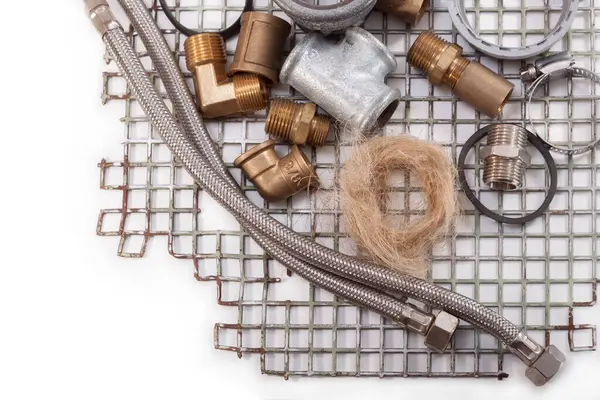 Musluk için hortumlar, su şebekesi bağlantıları, keten lifleri demir ağın üzerinde.