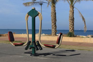 Açık güneşli havada deniz kenarında açık hava spor ekipmanları