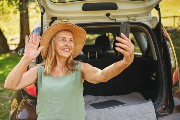 Wanita Bahagia Aktif Senior Membuat Selfie Dengan Telepon Bagasi Mobil — Stok Foto