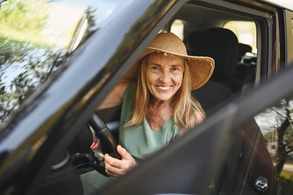 Pembalap Wanita Senior Yang Bahagia Dengan Topi Jerami Duduk Mobil — Stok Foto